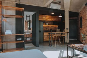 Comfort studio, uitzicht op de stad | Woonruimte | Een 43-inch smart-tv met digitale zenders, Netflix en streamingdiensten