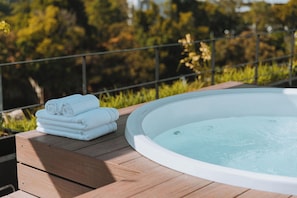 Outdoor spa tub - 3450 Living (Medellín)