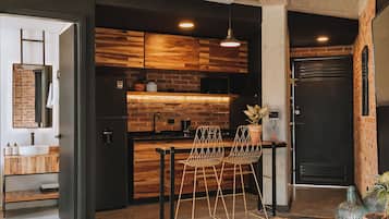 Comfort Studio, City View | Private kitchen | Full-size fridge, microwave, stovetop, coffee/tea maker