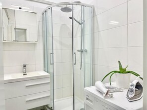 Ducha, secador de pelo, toallas, jabón