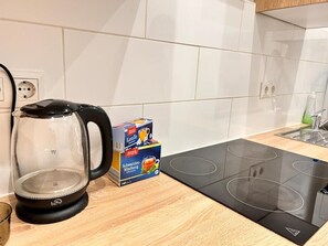 Kühlschrank, Mikrowelle, Ofen, Herdplatte