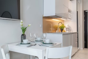 Réfrigérateur, micro-ondes, plaque de cuisson, lave-vaisselle