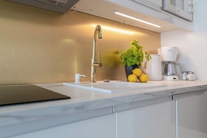 Réfrigérateur, micro-ondes, plaque de cuisson, lave-vaisselle