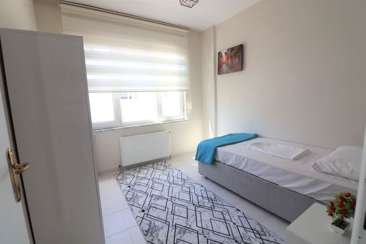 Suite Deluxe, balcón, vista a la ciudad | 1 habitación, escritorio y espacio para trabajar con laptop