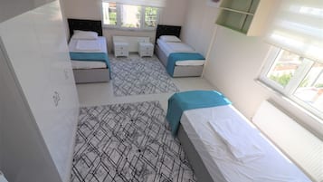 Basic-værelse til 3 personer - balkon - byudsigt | 1 soveværelse, skrivebord, arbejdsområde til bærbare computere