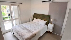 5 bedrooms, iron/ironing board, WiFi, bed sheets - Juquehy: recently renovated, 50m from the beach. Spectacular pool, sauna and gourmet!  (Juquehy São Sebastião)
