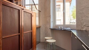 Réfrigérateur, micro-ondes, plaque de cuisson, lave-vaisselle