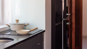 Kjøleskap, mikrobølgeovn, kokeplater og oppvaskmaskin