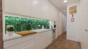 Fridge, microwave, oven, stovetop - Sunny Garden 2BDR Apartment by LovelyStay (Lisboa)