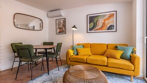 TV - Sunny Garden 2BDR Apartment by LovelyStay (Lisboa)