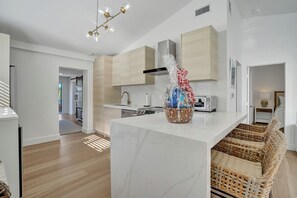 Fridge, microwave, oven, stovetop - Costal Bungalow & guest house - by the beach! (Delray Beach)