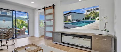 Smart TV, fireplace