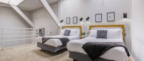 Escritorio, tabla de planchar con plancha, cuna de viaje y wifi gratis