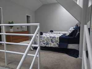 1 chambre, bureau, fer et planche à repasser, lit parapluie