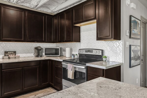 Kühlschrank, Mikrowelle, Ofen, Herdplatte