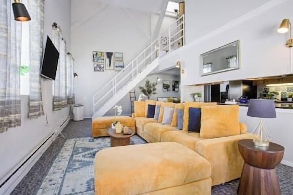 Downtown Penthouse #5 | Vintage +gym & balcony