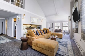 Smart TV, books - Downtown Penthouse #5 | Vintage +gym & balcony (Chicago)