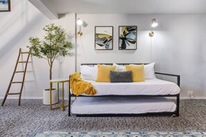 Bureau, fer et planche à repasser, lit de bébé portatif