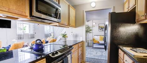 Refrigerador, microondas, horno y parrilla de estufa