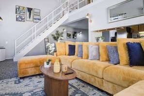 Smart TV, books - Downtown Penthouse #5 | Vintage +gym & balcony (Chicago)