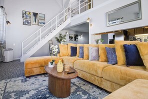 Smart TV, books - Downtown Penthouse #5 | Vintage +gym & balcony (Chicago)