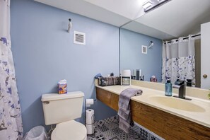 Hårføner, håndklær og toalettpapir