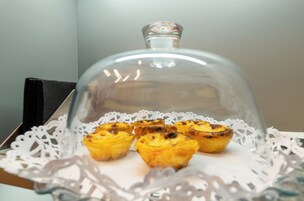 Una cúpula de vidrio cubre una bandeja con alimentos.