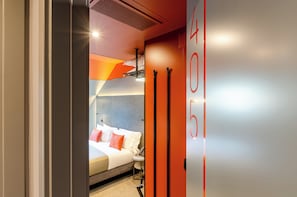 Chambre Standard double ou avec lits jumeaux | Coffre-fort, système d’insonorisation, accès au Wi-Fi (inclus)
