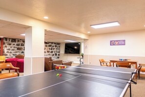 Game room - Fantastic location for large groups or family reunion stays! (Loa)