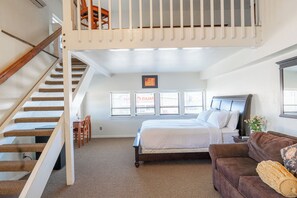 14 bedrooms, WiFi, bed sheets, wheelchair access - Fantastic location for large groups or family reunion stays! (Loa)