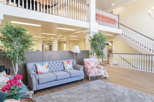 Interior - Fantastic location for large groups or family reunion stays! (Loa)