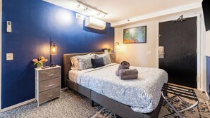 2 bedrooms, desk, iron/ironing board, travel cot - Vintage Downtown Penthouse, Safe #6 +gym&balcony (Chicago)