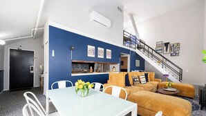 Interior - Vintage Downtown Penthouse, Safe #6 +gym&balcony (Chicago)