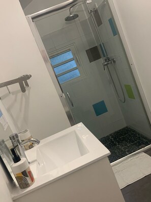 Regadera, toallas, jabón, papel de baño