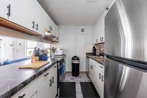 Fridge, microwave, oven, stovetop - Spacious Downtown Penthouse | vintage, balcony&gym (Chicago)