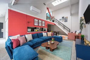 Smart-TV, Tischfußball, Bücher