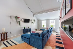 Smart TV, foosball, books - Spacious Downtown Penthouse | vintage, balcony&gym (Chicago)