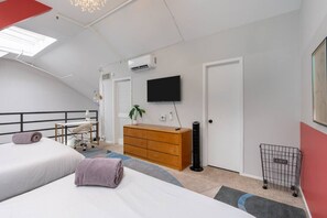 1 bedroom, desk, iron/ironing board, travel crib - Spacious Downtown Penthouse | vintage, balcony&gym (Chicago)