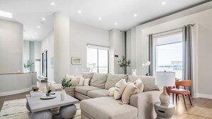 Smart TV, fireplace, table tennis - LUX Dtown Penthouses 9bd/9ba Sleep 25+Parking (Chicago)
