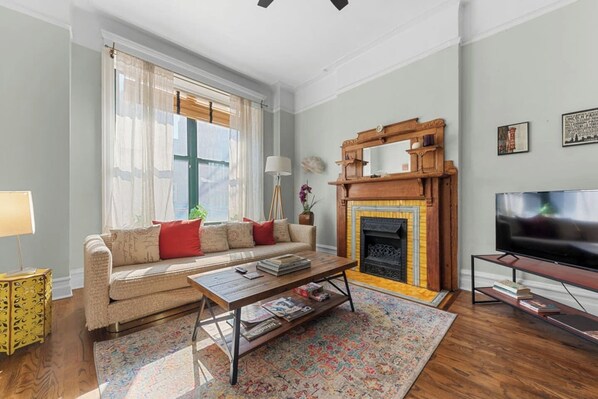 Welcome to our 2 bedroom home! Pictured here is our cozy living area. With a Smart TV and books to read or relax. - Secret Gallery on the Park - 2bd/1ba (Chicago)