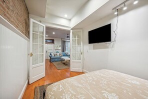 3 bedrooms, desk, iron/ironing board, travel cot - Secret Gallery on the Park - 2bd/1ba + 1bd/1ba (Chicago)