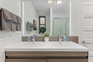 His and her bathroom vanity. - Secret Gallery on the Park - 2bd/1ba (Chicago)