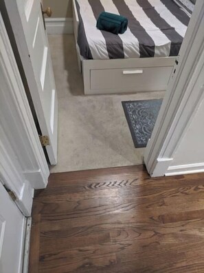 3 habitaciones, escritorio y tabla de planchar con plancha