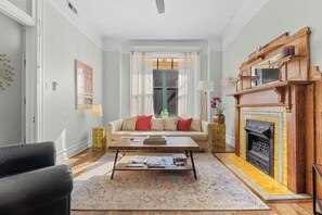 Homey living area to relax with family and friends. - Secret Gallery on the Park - 2bd/1ba (Chicago)