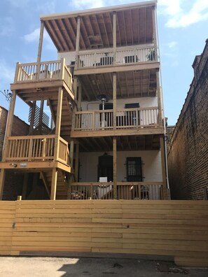 Deck/porch in the back of the building. PERFECT for grilling or hanging outside and where you can find your parking spot. - Secret Gallery on the Park - 2bd/1ba (Chicago)
