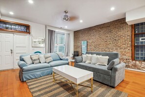 Smart TV, chimenea y libros 