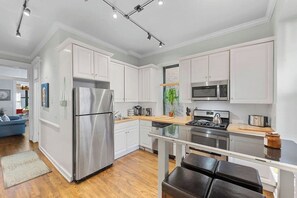 Fridge, microwave, oven, stovetop - Secret Gallery on the Park - 2bd/1ba + 1bd/1ba (Chicago)