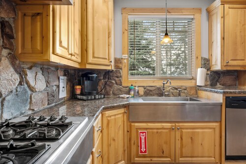 Lakeside Haven, a cozy and relaxing home that sleeps 24 with pool/hottub access!