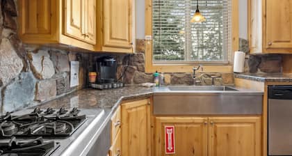 Lakeside Haven, a cozy and relaxing home that sleeps 24 with pool/hottub access!