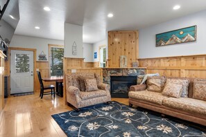 Smart-TV, Kamin, Videospiele, Tischfußball